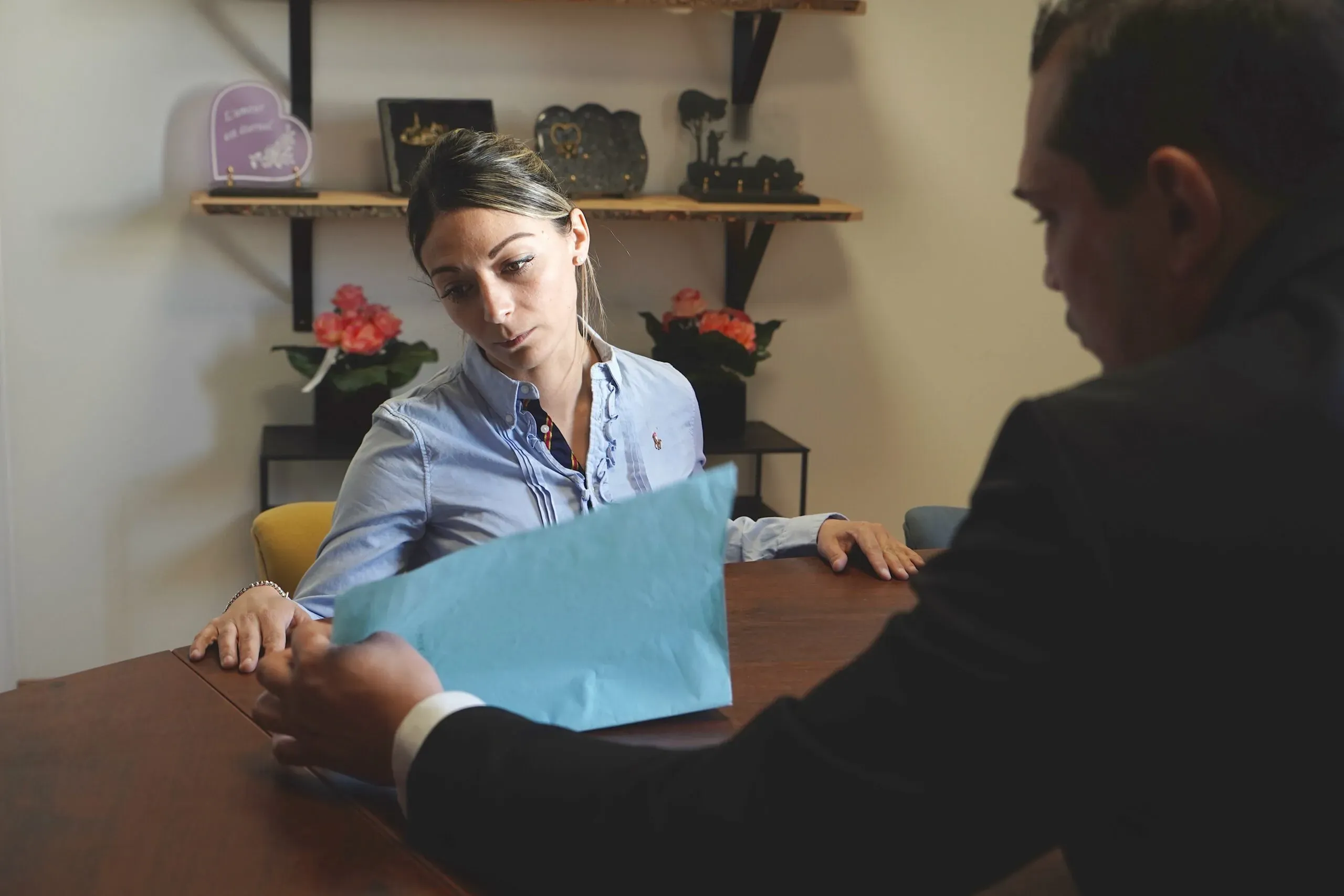 Conseillers funéraires échangeant lors d'un rendez-vous d'organisation.