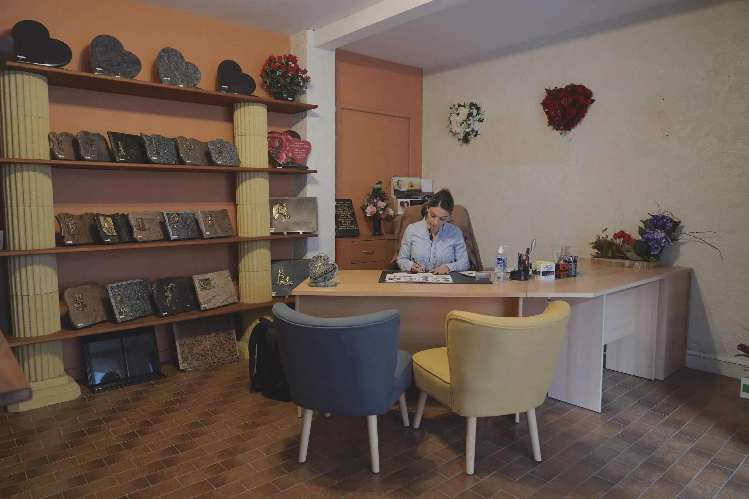 Espace d'accueil et présentation de plaques funéraires en agence.