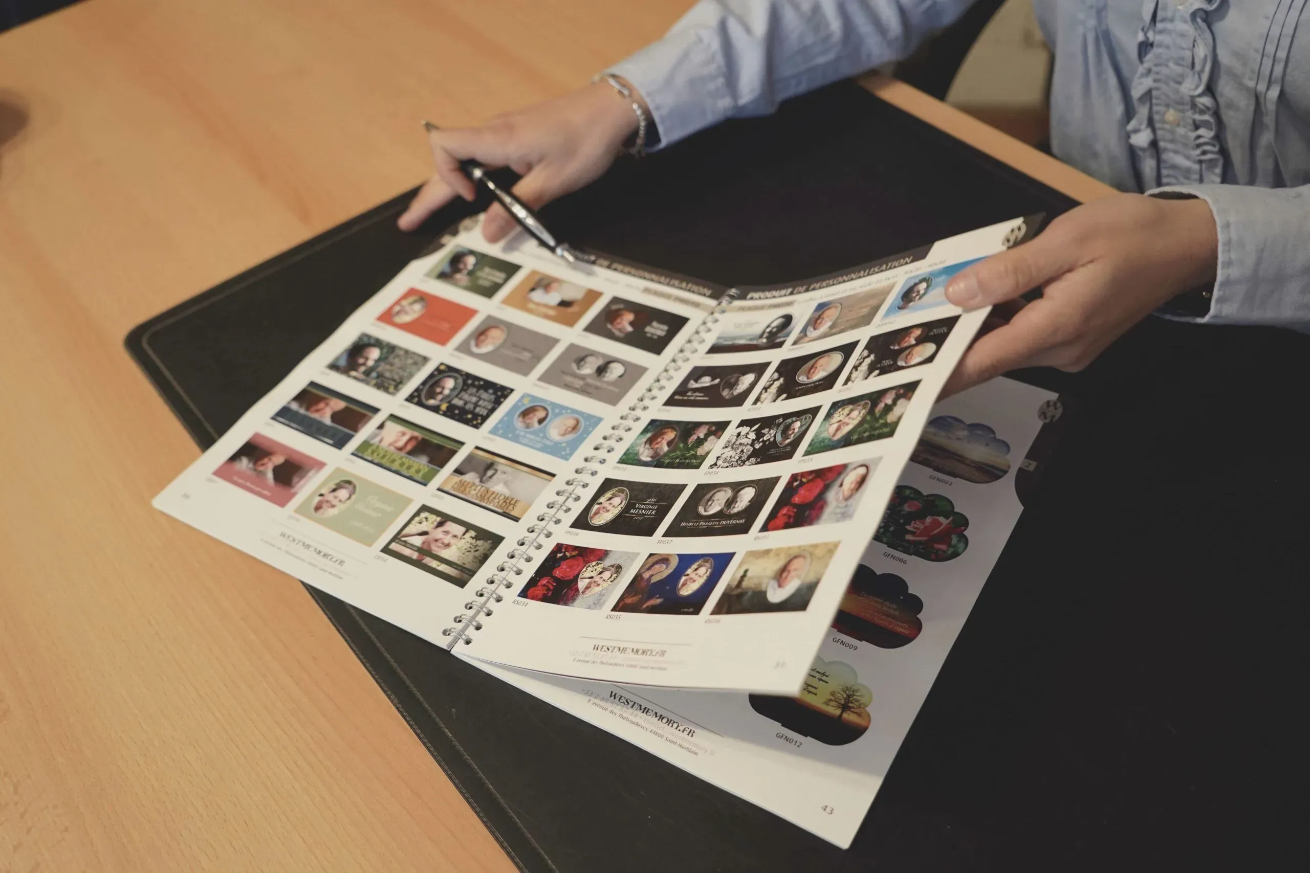Choix d'articles funéraires personnalisés (urnes, plaques) sur catalogue.